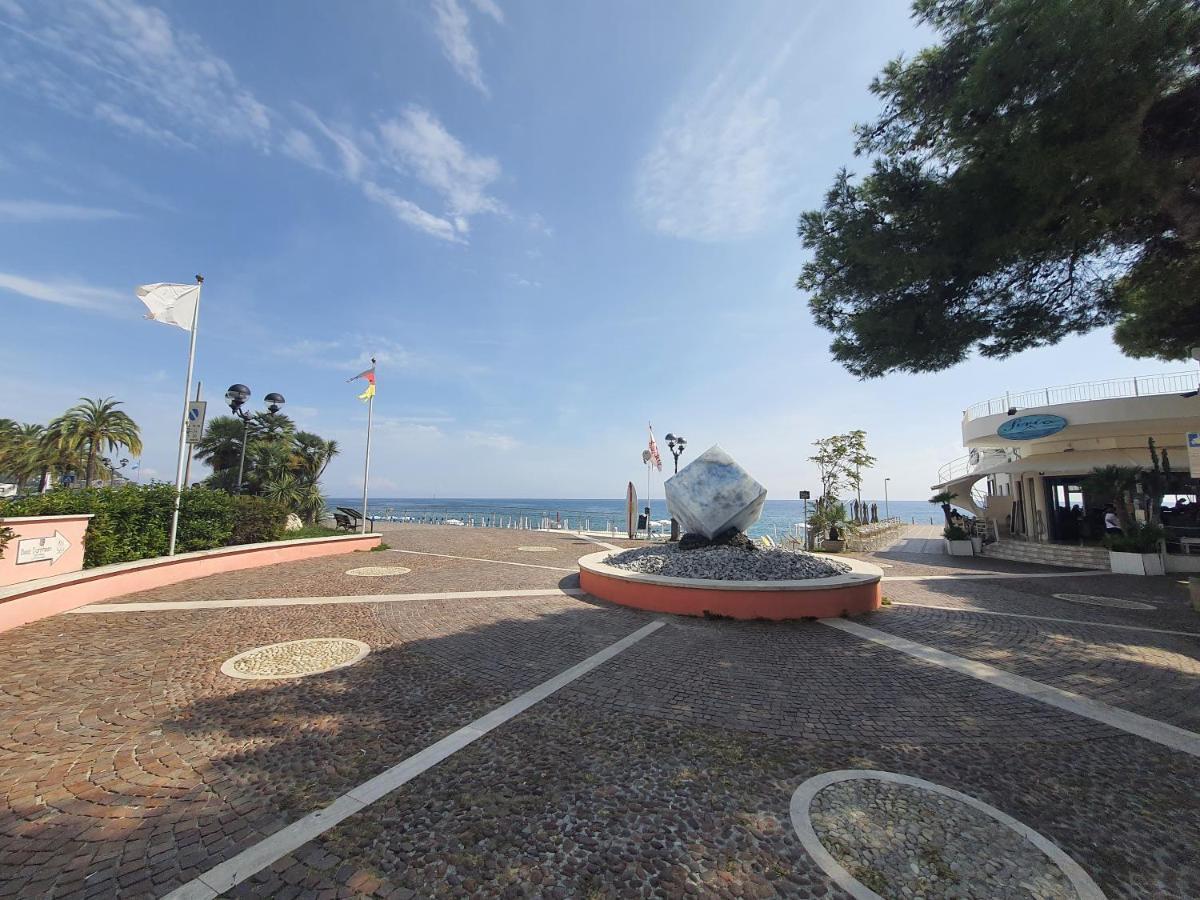 Appartamento In Centro A 30M Dal Mare Spotorno Buitenkant foto